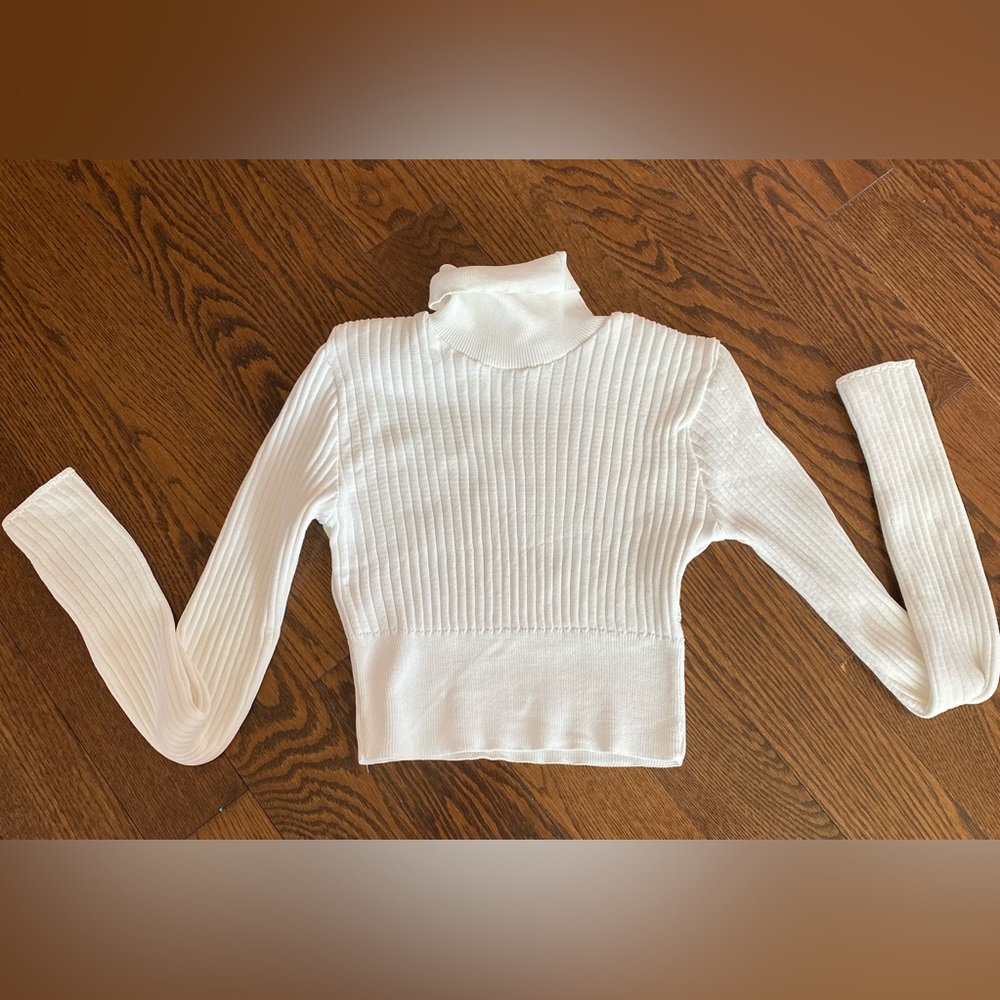 Cropped white turtleneck sweater 
Pretty Littler Thing
Size Smalll